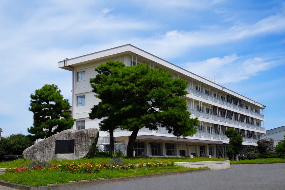 茨城県立勝田中等教育学校の校舎外観