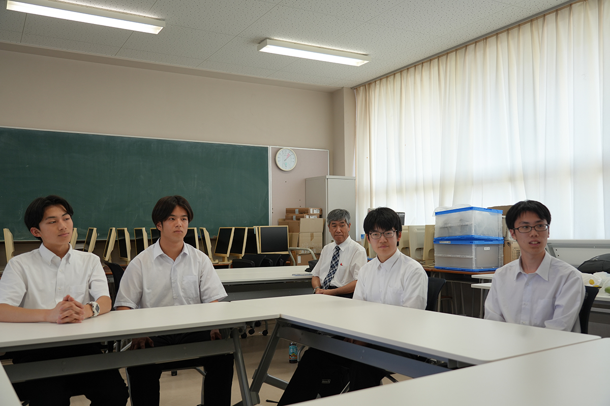 岡山県立岡山朝日高等学校の生徒たち