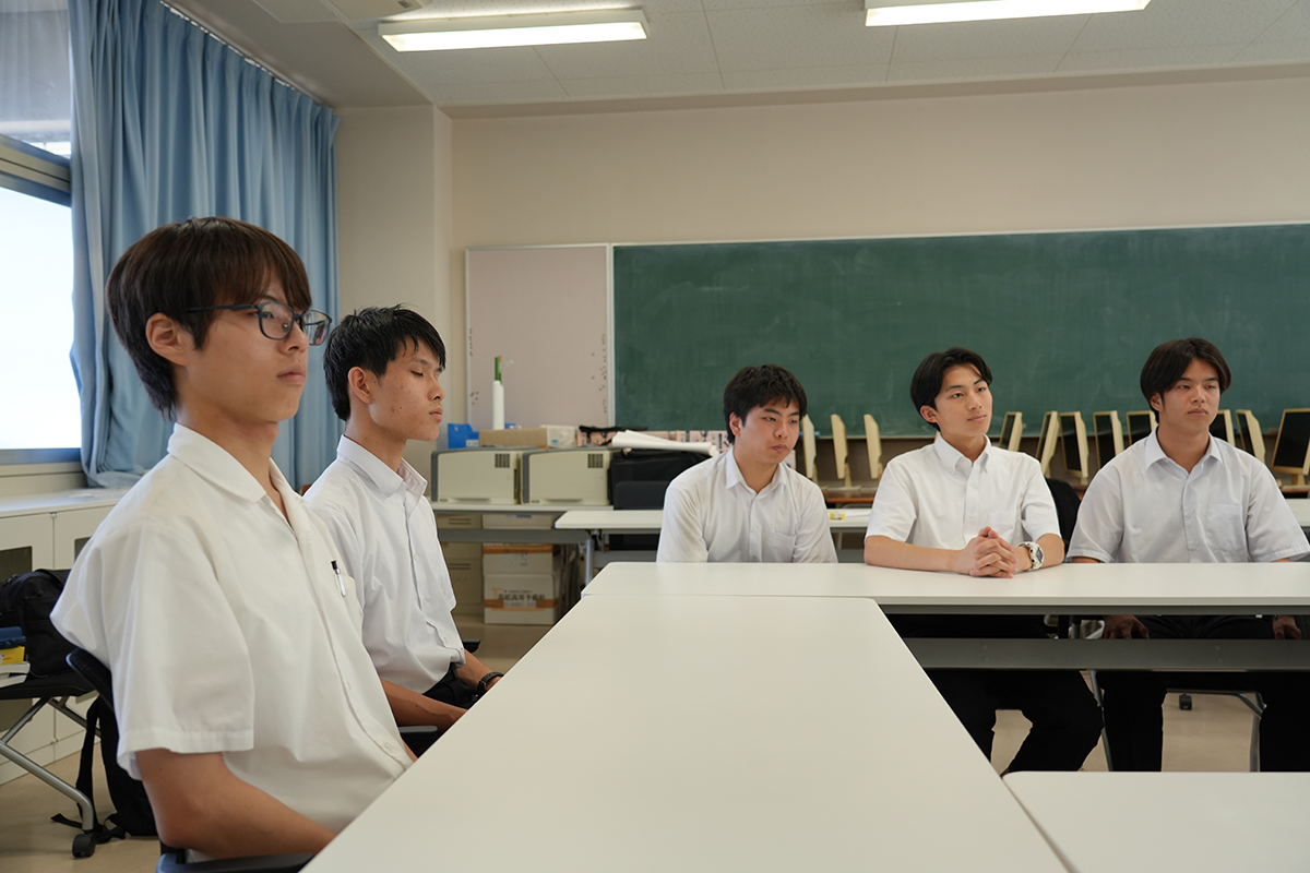 インタビューに応じた岡山朝日高校の生徒たち